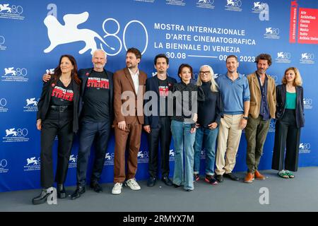 Laura Poitras, Martin McDonagh, Saleh Bakri, Damien Chazelle, Shu Qi, Jane Campion, Gabriele Mainetti, Santiago Mitre e mia Hansen-Love si esibiscono alla photocall della giuria della 80a Mostra Internazionale d'Arte cinematografica di Venezia al Palazzo del Casino al Lido di Venezia, il 30 agosto 2023. Foto Stock