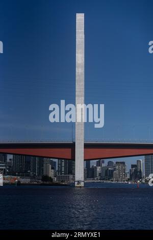 Foto dal porto di Meblurne in una bella giornata di sole incentrata sulla vista del Bolte Bridge mentre ti avvicini a Melbourne dall'acqua. Foto Stock