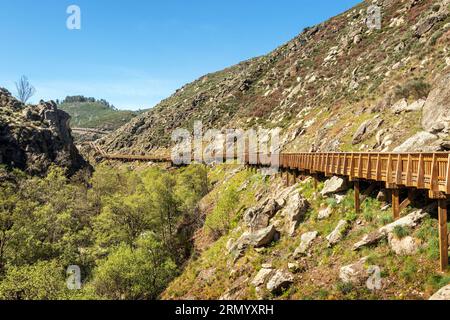 Videmonte, Portogallo - 10 aprile 2023: Veduta delle passerelle Mondego verso Videmonte, accanto al fiume Mondego sulla strada per Engenho dos Carric, ON Foto Stock