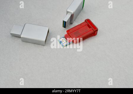 Primo piano di una chiavetta USB aperta che rivela i suoi circuiti interni per la riparazione e la manutenzione. Con riferimento al concetto di tecnologia o di ricreazione avanzata dei dati Foto Stock