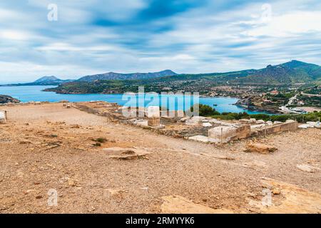 Vista della costa della Riviera ateniese dalle rovine di Capo Sounion , la punta più meridionale della penisola dell'Attica, vicino ad Atene, in Grecia. Foto Stock