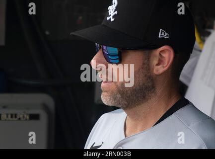 Baltimora, Stati Uniti. 30 agosto 2023. BALTIMORE, MD - AGOSTO 30: L'allenatore dei Chicago White Sox Ethan Katz (21) prima di una partita della MLB tra i Baltimore Orioles e i Chicago White Sox, il 30 agosto 2023, all'Orioles Park a Camden Yards, a Baltimora, Maryland. (Foto di Tony Quinn/SipaUSA) credito: SIPA USA/Alamy Live News Foto Stock