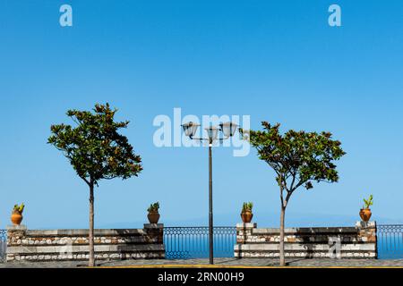 Vista da Castelmola, Sicilia sul Mar Mediterraneo. Piazza o quadrato con marciapiede geometrico Foto Stock