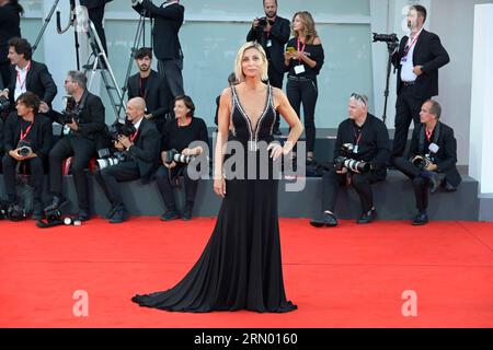 Lido di Venezia, Italia. 30 agosto 2023. Anna Ferzetti partecipa alla Mostra del Cinema di Venezia inaugurando il Red carpet al Palazzo del cinema Lido di Venezia. Credito: SOPA Images Limited/Alamy Live News Foto Stock