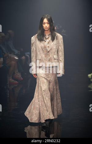 Tokyo, Giappone. 30 agosto 2023. Runway model, 30 agosto 2023 - Rakuten Fashion Week TOKYO 2024 S/S : HEOS tenutasi a Tokyo, Giappone. Crediti: Keiichi Miyashita/AFLO/Alamy Live News Foto Stock