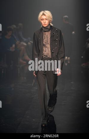 Tokyo, Giappone. 30 agosto 2023. Runway model, 30 agosto 2023 - Rakuten Fashion Week TOKYO 2024 S/S : HEOS tenutasi a Tokyo, Giappone. Crediti: Keiichi Miyashita/AFLO/Alamy Live News Foto Stock