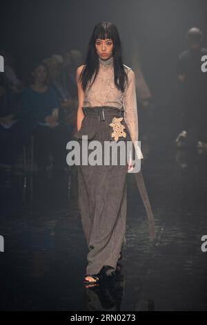 Tokyo, Giappone. 30 agosto 2023. Runway model, 30 agosto 2023 - Rakuten Fashion Week TOKYO 2024 S/S : HEOS tenutasi a Tokyo, Giappone. Crediti: Keiichi Miyashita/AFLO/Alamy Live News Foto Stock