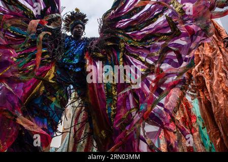 Londra, Regno Unito. 28 agosto 2023. Una ballerina cammina su palafitte durante la sfilata del Carnevale di Notting Hill a Londra. Il Carnevale di Notting Hill è uno dei più grandi festival di strada del mondo. È iniziato nel 1966, ma ha avuto origine con il Carnevale caraibico organizzato nel 1959 con la comunità di immigrati da Trinidad e Tobago. Quest'anno il Carnevale di Notting Hill segna il 50° anniversario dell'introduzione dei sistemi audio e delle band Mas. Inoltre segna il 75° anniversario dell'arrivo dei passeggeri dell'Empire Windrush nel Regno Unito. (Immagine di credito: © Krisztian Elek/SOPA Imag Foto Stock