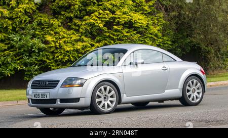 Whittlebury, Northants, Regno Unito - 27 agosto 2023: Auto Audi TT quattro argento del 2002 che viaggia su una strada di campagna inglese Foto Stock