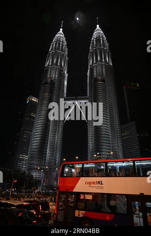 Kuala Lumpur. 30 agosto 2023. Questa foto scattata il 30 agosto 2023 mostra una luna piena sulle Torri Petronas a Kuala Lumpur, Malesia. Crediti: Cheng Yiheng/Xinhua/Alamy Live News Foto Stock