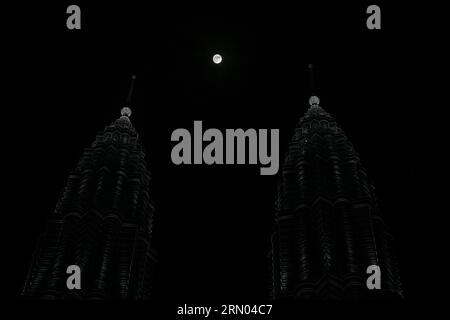 Kuala Lumpur. 30 agosto 2023. Questa foto scattata il 30 agosto 2023 mostra una luna piena sulle Torri Petronas a Kuala Lumpur, Malesia. Crediti: Cheng Yiheng/Xinhua/Alamy Live News Foto Stock