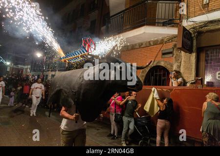 Madrid, Spagna. 30 agosto 2023. Un membro del gruppo El Remedio corre verso i partecipanti indossando un'armatura di toro con fuochi d'artificio, durante una piccola corrida attraverso una delle strade di San Sebastian de los Reyes. I festeggiamenti di San Sebastian de los Reyes, Madrid (Spagna), sono in onore del "Cristo de los Remedios" e tra i festeggiamenti ci sono la gestione dei tori, con più di 100 anni di antichità e dichiarati di interesse turistico nazionale. Credito: SOPA Images Limited/Alamy Live News Foto Stock