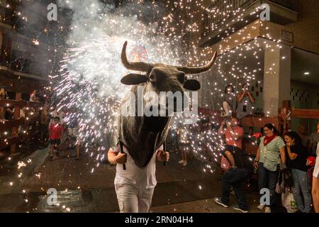 Madrid, Spagna. 30 agosto 2023. Un membro del gruppo El Remedio corre verso i partecipanti indossando un'armatura di toro con fuochi d'artificio, durante una piccola corrida attraverso una delle strade di San Sebastian de los Reyes. I festeggiamenti di San Sebastian de los Reyes, Madrid (Spagna), sono in onore del "Cristo de los Remedios" e tra i festeggiamenti ci sono la gestione dei tori, con più di 100 anni di antichità e dichiarati di interesse turistico nazionale. Credito: SOPA Images Limited/Alamy Live News Foto Stock