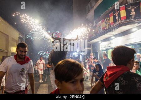 Madrid, Spagna. 30 agosto 2023. Un membro del gruppo El Remedio corre verso i partecipanti indossando un'armatura di toro con fuochi d'artificio, durante una piccola corrida attraverso una delle strade di San Sebastian de los Reyes. I festeggiamenti di San Sebastian de los Reyes, Madrid (Spagna), sono in onore del "Cristo de los Remedios" e tra i festeggiamenti ci sono la gestione dei tori, con più di 100 anni di antichità e dichiarati di interesse turistico nazionale. (Foto di Luis Soto/SOPA Images/Sipa USA) credito: SIPA USA/Alamy Live News Foto Stock