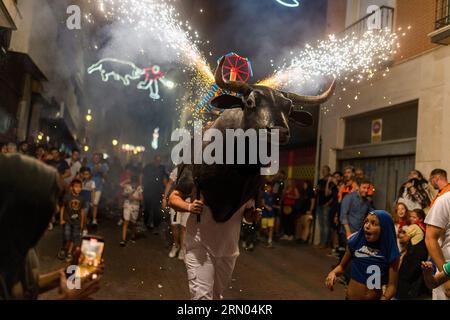 Madrid, Spagna. 30 agosto 2023. Un membro del gruppo El Remedio corre verso i partecipanti vestiti con armatura di toro e fuochi d'artificio, durante una piccola corrida attraverso una delle strade di San Sebastian de los Reyes. I festeggiamenti di San Sebastian de los Reyes, Madrid (Spagna), sono in onore del "Cristo de los Remedios" e tra i festeggiamenti ci sono la gestione dei tori, con più di 100 anni di antichità e dichiarati di interesse turistico nazionale. (Foto di Luis Soto/SOPA Images/Sipa USA) credito: SIPA USA/Alamy Live News Foto Stock