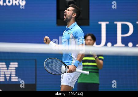 New York, USA. 30 agosto 2023. La Serbia Novak Djokovic reagisce giocando contro lo spagnolo Zapata Miralles durante il Men's Singles Round 2 al torneo di tennis US Open 2023, tenutosi a Flushing Meadow Corona Park nel Queens, New York, NY, 30 agosto 2023. (Foto di Anthony Behar/Sipa USA) credito: SIPA USA/Alamy Live News Foto Stock