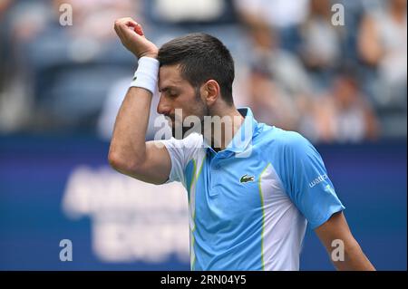 New York, USA. 30 agosto 2023. Il serbo Novak Djokovic pulisce il sudore dalla sua fronte mentre gioca contro lo spagnolo Zapata Miralles durante il Men's Singles Round 2 al torneo di tennis US Open 2023, tenutosi a Flushing Meadow Corona Park nel Queens, New York, NY, 30 agosto 2023. (Foto di Anthony Behar/Sipa USA) credito: SIPA USA/Alamy Live News Foto Stock