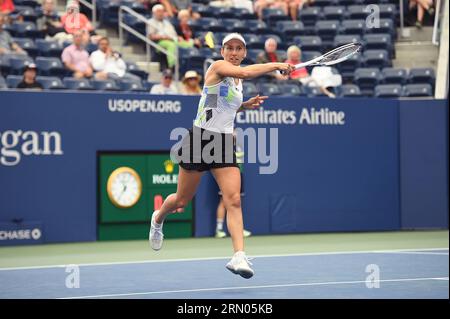 New York, USA. 30 agosto 2023. La belga Elise Mertens gioca contro Danielle Collins degli Stati Uniti durante il Women's Singles Round 2 al torneo di tennis US Open 2023, tenutosi a Flushing Meadow Corona Park nel Queens, New York, NY, 30 agosto 2023. (Foto di Anthony Behar/Sipa USA) credito: SIPA USA/Alamy Live News Foto Stock