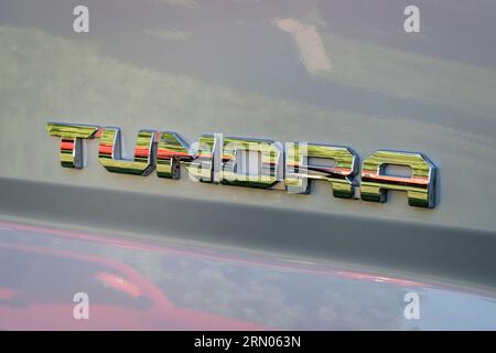 Loveland, CO, USA - 25 agosto 2023: Dettagli del veicolo Toyota Tundra - un logo sul lato del veicolo con riflessi colorati. Foto Stock