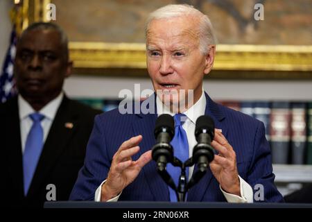 Il presidente degli Stati Uniti Joe Biden pronuncia osservazioni nella sala Roosevelt alla Casa Bianca il 29 agosto 2023 a Washington, il presidente Biden si rivolge ai governi federali in risposta ai recenti incendi a Maui, Hawaii, e all'uragano Idalia dopo aver fatto atterraggio in Florida. A lui si aggiunge il Segretario alla difesa degli Stati Uniti Lloyd AustinCredit: Samuel Corum/Pool tramite CNP/MediaPunch Foto Stock