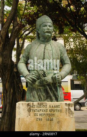 Grecia: Vasilios Chalis (1785 - 1846), leader cretese nella grande Guerra d'indipendenza (Rivoluzione greca) del 1821, Piazza 1866, la Canea (Hania), Creta. La Guerra d'indipendenza greca, nota anche come Rivoluzione greca o Rivoluzione greca del 1821, fu una guerra d'indipendenza di successo dei rivoluzionari greci contro l'Impero ottomano tra il 1821 e il 1829. Tuttavia, la partecipazione cretese alla rivoluzione fu ampia, ma non riuscì a ottenere la liberazione dal dominio turco a causa dell'intervento egiziano sull'isola. Foto Stock