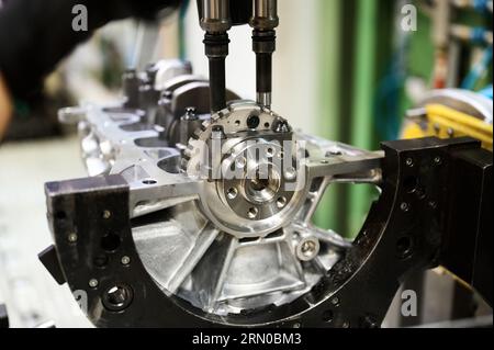 Monoblocco completo di albero motore. Linea di montaggio dei motori a combustione interna Foto Stock