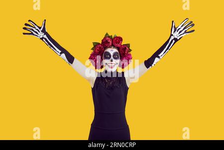 Close up portrait of young woman in stage make-up isolated on yellow background. Foto Stock