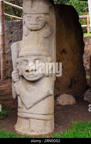 Antico monumento religioso e scultura megalitica precolombiana nel parco archeologico di San Agustín, Colombia, statue in pietra, PATRIMONIO MONDIALE DELL'UNESCO. Foto Stock