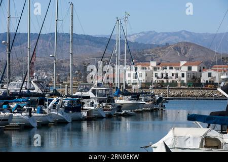 Vista diurna del porticciolo pubblico di Ventura Harbor a Ventura, California, Stati Uniti. Foto Stock