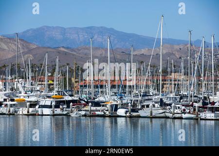 Vista diurna del porticciolo pubblico di Ventura Harbor a Ventura, California, Stati Uniti. Foto Stock
