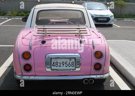 Vista posteriore dell'auto rosa d'epoca Foto Stock