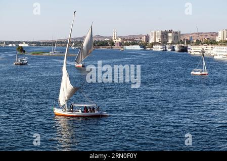 Feluka che naviga sul Nilo. Egitto Foto Stock