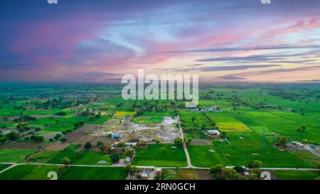Vista aerea di un villaggio nei campi agricoli Foto Stock