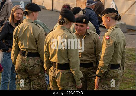 30 agosto 2023, Fredericia, Danimarca, donne soldati in uniforme marrone che parlano tra loro Foto Stock