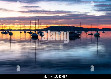 Un giorno perfetto: Alba sul Brisbane Water a Koolewong sulla Central Coast, NSW, Australia. Foto Stock