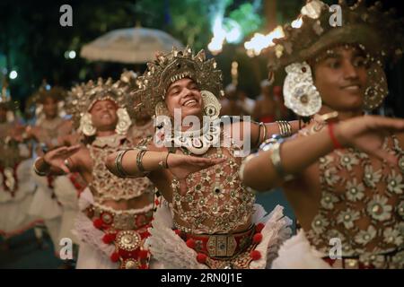 Kandy, Sri Lanka. 30 agosto 2023. I ballerini si esibiscono di fronte allo storico Tempio buddista del dente durante una processione che celebra il festival Esala Perahera a Kandy, Sri Lanka, il 30 agosto 2023. Crediti: Ajith Perera/Xinhua/Alamy Live News Foto Stock