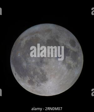 Wimbledon, Londra, Regno Unito, 30 agosto 2023. La luna piena più grande e luminosa del 2023 sorge su Londra. Il colore dell'immagine è stato migliorato per evidenziare i depositi minerali. Credito: Malcolm Park/Alamy Foto Stock