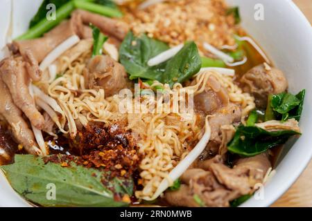 Instant noodles with braised chicken meat and in a bowl Foto Stock
