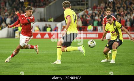 Nottingham, Regno Unito. 30 agosto 2023. Josh Cullen (Burnley) e 16 Sander Berge (Burnley) attaccano con Morgan Gibbs-Gibbs-White (Nottingham Forrest) in difesa durante il secondo turno della EFL Carabao Cup North match tra Nottingham Forest e Burnley al City Ground, Nottingham, Inghilterra il 30 agosto 2023. Foto di Mark Dunn. Solo per uso editoriale, licenza necessaria per uso commerciale. Nessun utilizzo in scommesse, giochi o pubblicazioni di un singolo club/campionato/giocatore. Credito: UK Sports Pics Ltd/Alamy Live News Foto Stock