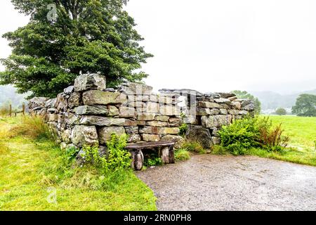 Cottage in rovina con la scultura del cane Gelert vicino alla tomba di Gelert, Beddgelert, Snowdonia National Park, Gwynedd, Galles, REGNO UNITO Foto Stock