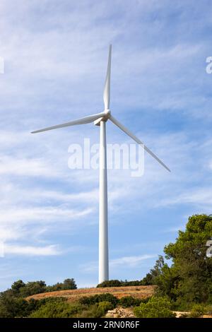 Singola torre eolica in un parco eolico in Spagna. Energia dei mulini a vento ed energia rinnovabile. Foto Stock