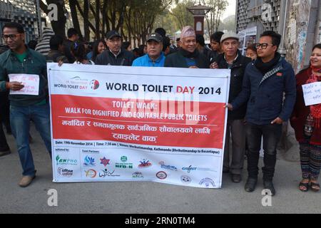 (141119) -- KATHMANDU, 19 novembre 2014 -- i nepalesi partecipano alla camminata del WC: Walk for dignified and Equitable Public toilets in occasione della giornata mondiale dei servizi igienici a Kathmandu, Nepal, 19 novembre 2014. La giornata Mondiale dei servizi igienici 2014 è celebrata con il tema dell'uguaglianza e della dignità. ) NEPAL-KATHMANDU-WORLD TOILETTE DAY PratapxThapa PUBLICATIONxNOTxINxCHN Kathmandu 19 novembre 2014 celebrità nepalesi partecipano alla camminata della toilette per servizi pubblici dignitosi ed equi IN occasione della giornata Mondiale dei servizi igienici a Kathmandu Nepal 19 novembre 2014 la giornata Mondiale dei servizi igienici 2014 VIENE celebrata con la T Foto Stock