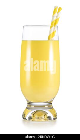 Frullato tropicale di ananas e mango in un bicchiere con cannucce isolate su sfondo bianco. Vero filmato in studio. Foto Stock