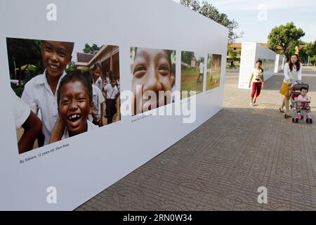 (141120) -- PHNOM PENH, 20 novembre 2014 -- le persone vedono le foto scattate dai bambini durante una mostra a Phnom Penh, Cambogia, 20 novembre 2014. Una mostra di un mese di foto per bambini è iniziata qui giovedì per celebrare la giornata universale dei bambini. Sovannara) CAMBODIA-PHNOM PENH-EXHIBITION-CHILDREN phnompenh PUBLICATIONxNOTxINxCHN Phnom Penh Nov 20 2014 celebrità Guarda le foto scattate dai bambini durante la mostra a Phnom Penh Cambogia Nov 20 2014 una mostra di un mese delle foto dei bambini è iniziata qui giovedì per celebrare la giornata universale dei bambini Cambogia Phnom Penh Exhibition Foto Stock