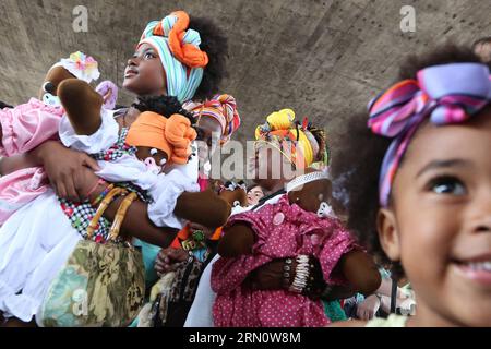 (141120) -- SAN PAOLO, 20 novembre 2014 -- la gente partecipa alla celebrazione della giornata della coscienza Nera a San Paolo, in Brasile, il 20 novembre 2014. Il giorno della coscienza nera fu celebrato per la prima volta nel 1978 per commemorare Zumbi dos Palmares, un brasiliano nero che guidò un gruppo di schiavi fuggiti in Brasile, noto come Quilombo dos Palmares, per combattere gli allora colonizzatori portoghesi nel XVII secolo e fu ucciso in un'imboscata il 20 novembre 1695. Rahel Patrasso) (jg) BRASILE-SAN PAOLO-GIORNATA DELLA COSCIENZA NERA e RahelxPatrasso PUBLICATIONxNOTxINxCHN San Paolo 20 novembre 2014 celebrità partecipano alla CE Foto Stock