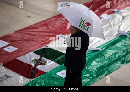 (141120) - BOGOTÀ, 20 novembre 2014 - Un uomo guarda le immagini dei 43 studenti scomparsi di Ayotzinapa, durante una manifestazione tenuta da messicani che vivono a Bogotà, di fronte all'ambasciata del Messico in Colombia, nella città di Bogotà, capitale della Colombia, il 20 novembre 2014. Nell'ambito del 104° anniversario dell'inizio della rivoluzione messicana, varie organizzazioni sociali e studentesche hanno partecipato a proteste, marce, e blocchi in diverse parti del paese e in altre città del mondo, chiedendo il ritorno sicuro dei 43 studenti scomparsi del Raul Isidro Burgos Rural Teachers College of Foto Stock