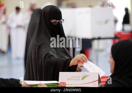 POLITIK Parlamentswahlen in Bahrein (141122) -- MANAMA, 22 novembre 2014 -- Una donna pronuncia il suo voto in un collegio elettorale a Riffa, Bahrein, il 22 novembre 2014. Il Bahrein tiene le sue prime elezioni parlamentari sabato da una protesta fallita nel 2011 contro la monarchia sunnita, ma l'opposizione sciita chiede il boicottaggio del voto, hanno detto i media locali. ) BAHREIN-RIFFA-ELEZIONI HasanxJamali PUBLICATIONxNOTxINxCHN politica elezioni parlamentari in Bahrein Manama 22 novembre 2014 una donna pronuncia il suo VOTO IN una stazione di polling a Riffa Bahrein IL 22 novembre 2014 il Bahrein tiene le sue prime ELEZIONI parlamentari Foto Stock