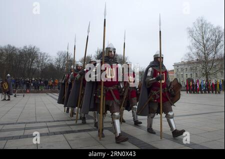 (141123) -- VILNIUS, 23 novembre 2014 -- soldati in uniformi militari antiche partecipano alla celebrazione con una formazione a Vilnius, Lituania, il 23 novembre 2014. Le forze armate lituane e le truppe di alcuni paesi membri della NATO hanno tenuto un gala con formazione domenica per celebrare la giornata delle forze armate. Il primo decreto della Lituania sull'istituzione delle forze armate è stato approvato il 23 novembre 1918, che è diventato la giornata delle forze armate del paese Baltico. )(bxq) LITUANIA-VILNIUS-ARMED FORCES DAY AlfredasxPliadis PUBLICATIONxNOTxINxCHN Vilnius Nov 23 2014 soldati in antiche UNIFORMI militari partecipano alla celebrazione Foto Stock