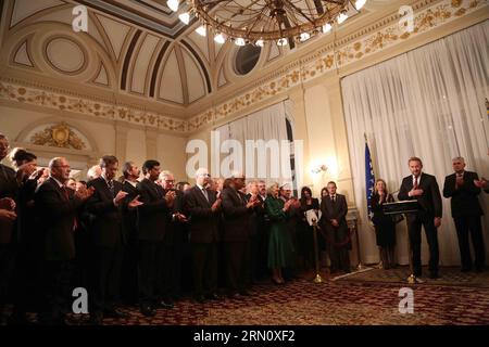 (141124) -- SARAJEVO, 24 novembre 2014 -- la gente applaude dopo il discorso del membro della Presidenza della Bosnia-Erzegovina (BiH) Bakir Izetbegovic (2nd R) al ricevimento nell'edificio presidenziale, a Sarajevo, BiH, il 24 novembre 2014. Il 25 novembre è la giornata Nazionale della BiH. ) BOSNIA ED ERZEGOVINA-SARAJEVO-NATIONAL DAY-RECEPTION HarisxMemija PUBLICATIONxNOTxINxCHN Sarajevo Nov 24 2014 celebrità applaudono dopo il discorso del membro della Presidenza della Bosnia ed Erzegovina BIH Bakir Izetbegovic 2 ° r AL ricevimento nel palazzo presidenziale di Sarajevo BIH IL 24 novembre 2014 Nov 25 IS the Nation Foto Stock