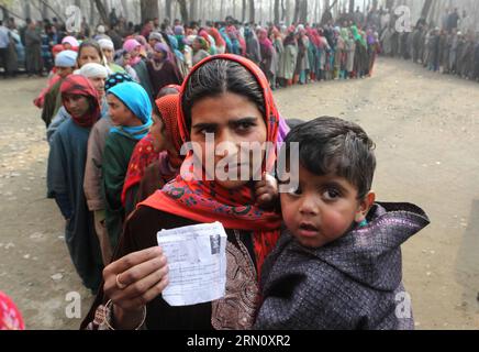 (141125) -- SRINAGAR, 25 novembre 2014 -- il popolo del Kashmir è in fila per esprimere i propri voti al di fuori di una sede elettorale nel villaggio di Rakh-e-Shilwat, a circa 20 km a nord di Srinagar, la capitale estiva del Kashmir controllato dagli indiani, 25 novembre 2014. Migliaia di elettori hanno sfidato l'appello del boicottaggio dato dai separatisti e dai gruppi militanti e si sono presentati per esprimere i loro voti durante la prima fase delle elezioni locali nel Kashmir controllato dagli indiani. ) KASHMIR-SRINAGAR-ELEZIONI-POLLING JavedxDar PUBLICATIONxNOTxINxCHN Srinagar Nov 25 2014 celebrità del KASHMIR si mettono in fila per esprimere i loro voti fuori da un polling Station in V Foto Stock